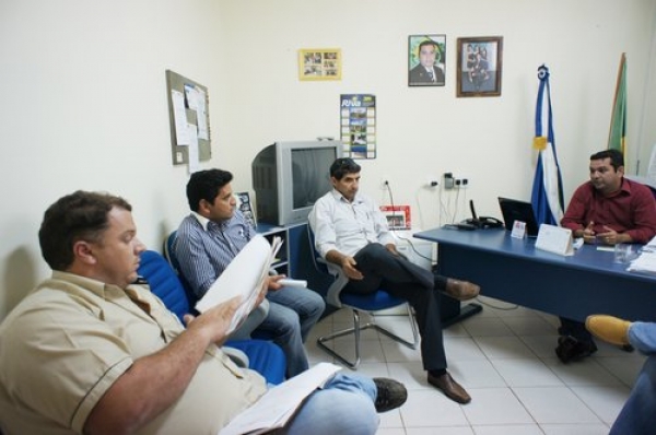 Presidente Ver. Jonas  e demais  Vereadores cobram da empresa Águia Alarme quanto ao atendimento da Iluminação Publica em Aripuanã-MT